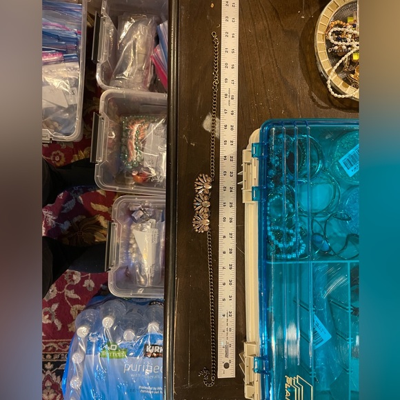 Beautiful Champagne Color Stone Fans Statement Necklace 21” Plus 3” Extension - Picture 8 of 9